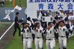 　高校野球・青森県大会の開会式で入場する弘前学院聖愛高校の選手たち＝２０２４年７月９日、青森市、ダイシンベースボールスタジアム（弘前学院聖愛高校提供）