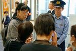 　藤井大樹さんが暴行され死亡した事件の情報提供を呼びかける母康子さん（左）＝１０日午前、水戸市