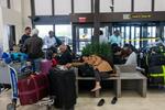 　航空機の遅延や欠航が相次ぐ米ニューアーク国際空港で、横になる女性＝５日、ニュージャージー州（ゲッティ＝共同）