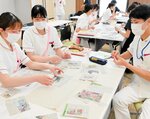 楽しみながら新聞制作に取り組む受講者