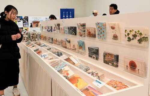 作品のポストカードなど約４０品目が並ぶ物販コーナー＝２２日、米子市美術館