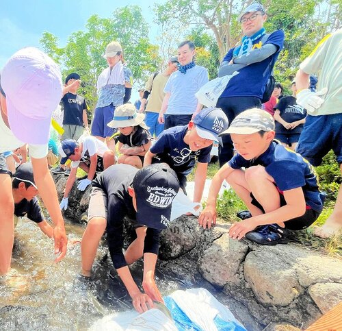 捕まえた！　子どもたちはニジマス探しに夢中