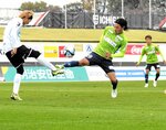 ガイナーレは前半終了直前、重松がゴール前で相手選手と競り合う＝ウエスタンデジタルスタジアムきたかみ