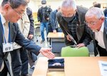 「夜見ケ浜人」の人骨の原寸大レプリカに見入る市民ら＝９日、鳥取県米子市中町の市立図書館