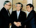 　１９９４年６月、自民、社会、新党さきがけ連立政権発足に当たり握手を交わす３党首。左から、新党さきがけの武村正義代表、社会党委員長の村山富市首相、自民党の河野洋平総裁＝国会