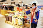 台湾の百貨店に設けられた鳥取県産梨の特設コーナー、市場開拓にはニーズ把握や人脈づくりなど多様な取り組みが求められる＝昨年８月２８日、台北市の新光三越台北信義新天地店