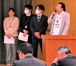 グループで考えた政策案を発表する若手職員