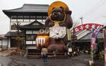 　高さ約１０メートルものタヌキ像。観光の際の目印にも＝栃木県益子町