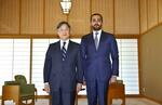 　オマーン国王の長男ジーヤザン氏との会見に臨まれる天皇陛下＝９日午前、皇居・御所（代表撮影）