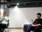 自身の作品について解説する藤原さん（左）
