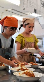 サバ缶を使ったドライカレー作りに挑戦する参加者