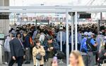 　大阪・関西万博が開幕し、入場する大勢の人たち＝１３日午前、大阪市此花区の夢洲