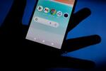 　グーグルの検索アプリなどが表示されるスマートフォンの画面