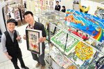 感謝を込めた作品を紹介する河村さん（左）と西本さん
