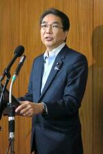 　記者会見する江藤農相＝１３日午前、国会