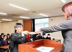 山田校長（右）から表彰状を受け取る受賞校の生徒