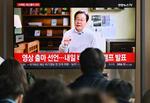 　１０日、ソウル駅の待合室で韓国の「共に民主党」の李在明前代表が大統領選へ出馬表明する映像を見る人たち（共同）