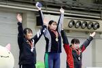 　女子８７キロ級で優勝した中島一馨（中央）＝福井県産業会館
