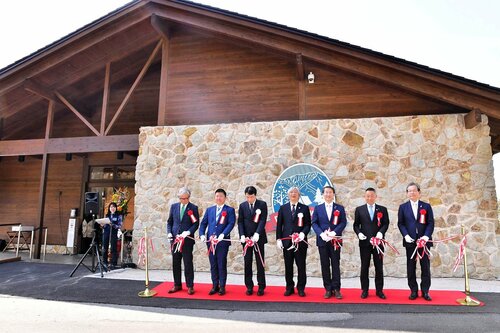 新築された管理棟の前でテープカットする関係者＝１４日、大山町大山のモンベル大山キャンプサイト