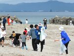 【美保湾望む】美保湾をバックに海岸清掃を繰り広げる参加者ら
