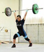 男子７３㌔級でトータル１７５㌔を挙げて全国総体出場を決めた長谷川純希＝岩美高ウエートリフティング場