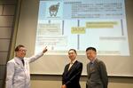 　愛知学院大に宇宙歯学研究部門を設置したと発表する前田初彦教授（左）ら＝２６日午前、名古屋市