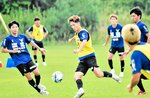 密集したエリアで高い技術を発揮する東條（中央）＝オールガイナーレＹＡＪＩＮフィールド