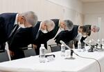 　誤診した男子高校生が死亡したことについて、記者会見し陳謝する日本赤十字社愛知医療センター名古屋第二病院の佐藤公治院長（左から４人目）ら＝１７日午後、名古屋市