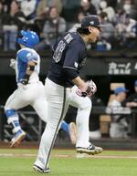 　８回日本ハム２死一、三塁、今川（奥）を遊ゴロに打ち取り、雄たけびを上げるオリックス・宮城＝エスコンフィールド