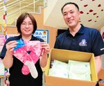 「訪問活動に役立ててほしい」と話す池田センター長（右）＝７日、倉吉市福吉町の市社会福祉協議会