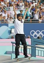 　パリ五輪のスケートボード女子ストリートで、１４歳で金メダルを獲得した吉沢恋＝２０２４年７月、パリ（共同）
