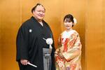 　披露宴を前に写真に納まる北勝富士（左）と妻の真美さん＝１７日、東京都内