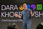 　講演する米ウーバー・テクノロジーズのダラ・コスロシャヒＣＥＯ＝１４日、ニューヨーク（共同）