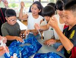 一瞬にして試験官の水が氷に変わり、驚く児童