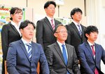 足羽教育長（前列中央）に大会出場を報告した元部員ら＝２０日、鳥取県庁