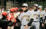 　独立リーグの四国アイランドリーグｐｌｕｓ高知との試合を終え、ファンとタッチを交わすプロ野球阪神の平田２軍監督（７８）＝４月、高知市