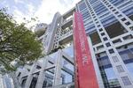 　フジ・メディア・ホールディングス看板＝２０２１年４月、東京都港区台場