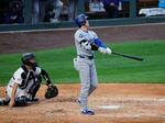 　ロッキーズ戦の６回、２０号ソロを放ち打球の行方を追うドジャース・大谷＝デンバー（共同）
