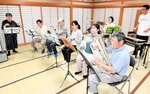 新温泉町文化祭に向けて練習に励む団員たち＝５日、同町の浜坂多目的集会施設