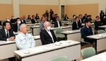 門田氏の講演に聴き入る会員ら＝１０日、倉吉市上井町１丁目の日本海新聞中部本社ホール