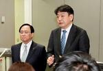 　武藤経産相と面談後、取材に応じる東京電力ホールディングスの小早川智明社長（右）＝１７日夕、経産省