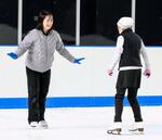 　大人向けのスケート教室で指導する沢田亜紀さん（左）＝３月、東京都立川市の「ＭＡＯ　ＲＩＮＫ」