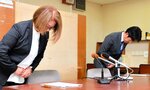 淀江ゆめ温泉におけるレジオネラ菌発生について謝罪する（左から）安福社長、錦織専務＝２８日、米子市役所