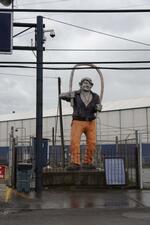 　ＵＳスチールのエドガー・トムソン製鉄所入り口にある伝説の鉄鋼労働者ジョー・マガラックの像＝２０２４年４月、米ペンシルベニア州（共同）