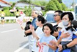 【がんばれー】沿道から選手に声援を送る観客＝湯梨浜町長江付近