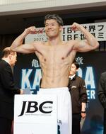 　ＩＢＦフェザー級世界戦の前日計量をクリアし、ポーズをとる亀田和毅＝２３日、大阪市内