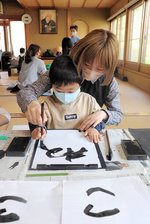 大阪市天王寺区にある西照寺の一室を活用した「寺子屋Ｔｅｌｌｅｒ」での授業の様子（ふらいおん提供）