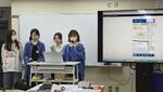 　奈良女子大工学部のワークショップで、考案したスマートフォンアプリをプレゼンする学生ら＝３月、奈良市