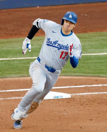 　マーリンズ戦の６回、三塁打を放ち一塁を回るドジャース・大谷＝マイアミ（共同）