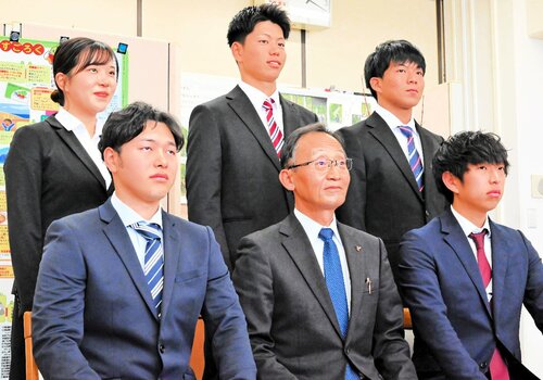 足羽教育長（前列中央）に大会出場を報告した元部員ら＝２０日、鳥取県庁